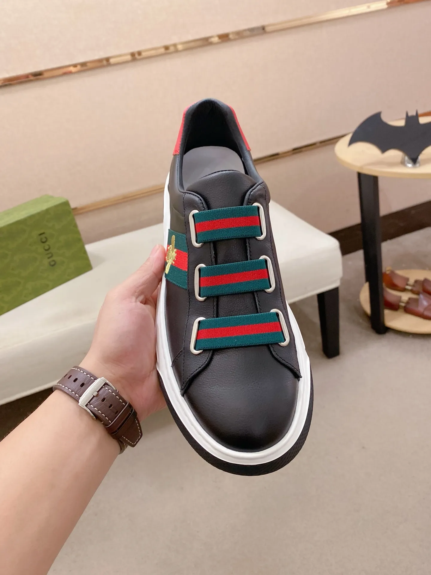 Men's shoes💰 480💰The new GUCCI (Gucci) counters are launched simultaneously. The new men's shoes, 😘fabrics are selected from imported cowhide, and the lining is sheepskin lining. 👍🏿 High-end ☄️ air-cushion molded anti-slip rubber outsole, exquisite lines, simple and elegant, comfortable and high-end for leisure travel. Code number: 38 to 44 (45 can be customized and cannot be returned or exchanged)